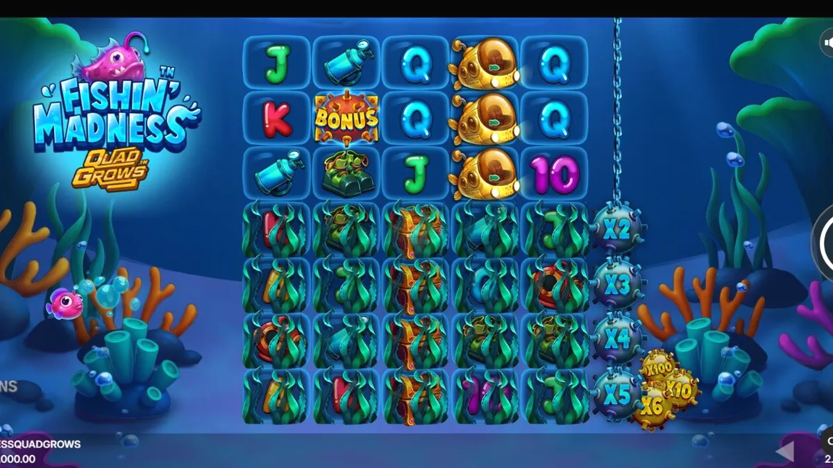 Pemandangan bawah laut dalam slot Fishin’ Madness Quadgrows dengan simbol ikan dan ranjau.